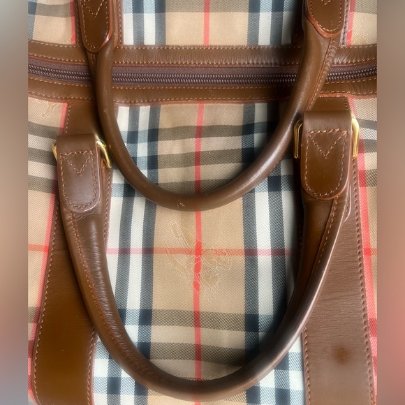 Burberry duffle traveling bag - Picture 9 of 17